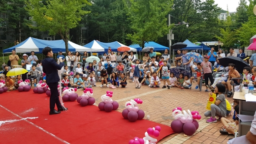 지난해 9월 열린 성남 분당동 큰사랑 나눔 축제 때 모인 지역 주민들. / 사진제공=성남시