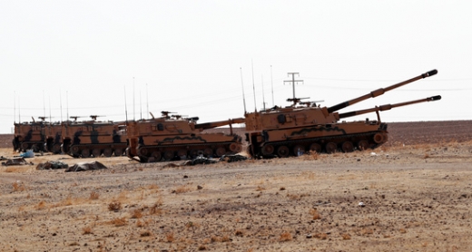 터키군의 장갑차들이 지난 13일 터키와 시리아 국경지역인 터키 샤늘르우르파  인근에 주둔해 있다. /사진=로이터