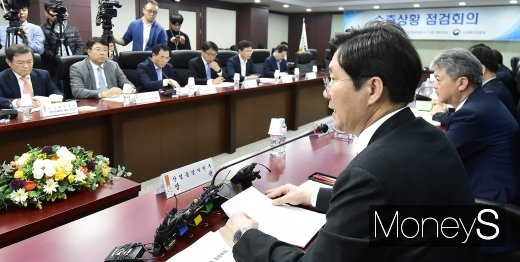 [머니S포토] 수출상황 점검회의 주재하는 성윤모 장관