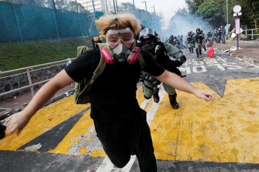 홍콩대 내에서 시위를 벌인 반정부 시위대 참가자들이 12일 경찰들의 진압을 피해 도망치고 있다. /사진=로이터