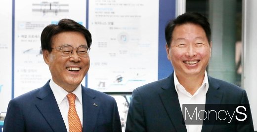 [머니S포토] 최정우-최태원 회장 '기업시민·사회적가치' 공유