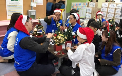 현대글로비스 임직원들이 지난 6일 서울 구로구 ‘함께하는 한숲 영문지역아동센터’를 찾아 아이들에게 선물을 전달하고 함께 크리스마스 트리를 만들고 있다. /사진=현대글로비스