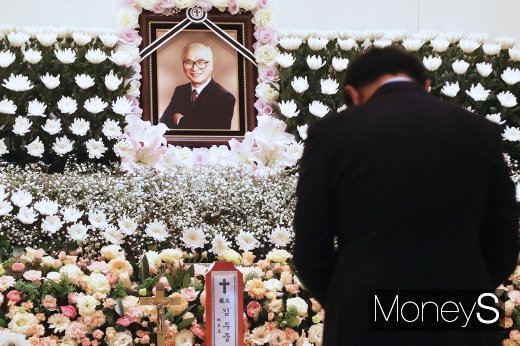 10일 수원 아주대병원 장례식장에 마련된 고 김우중 전 대우 회장의 빈소에 한 조문객이 조문하고 있다. /사진=임한별 기자