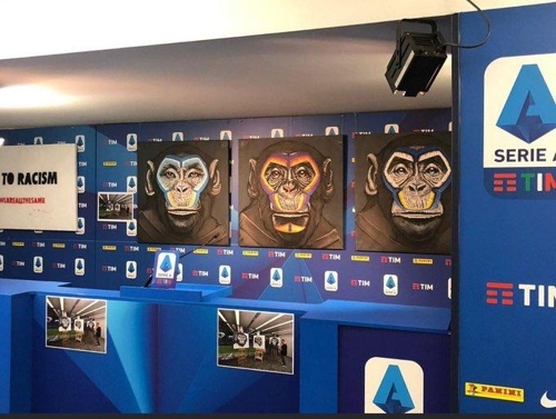 이탈리아 세리에 A가 지난 17일 인종차별을 방지하기 위한 포스터에 3개의 서로 다른 종을 나타내는 3마리의 원숭이 얼굴을 사용해 많은 비판을 받고 있다. /사진=세리에A 공식 트위터