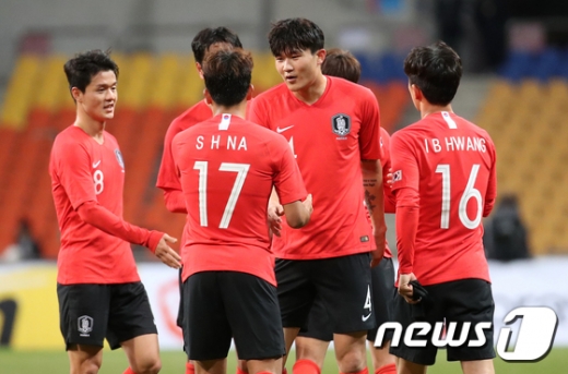 한국 축구 국가대표팀 선수들이 지난 15일 부산 아시아드주경기장에서 열린 2019 EAFF E-1 챔피언십 2차전 중국과의 경기에서 1-0으로 승리한 뒤 기뻐하고 있다. /사진=뉴스1