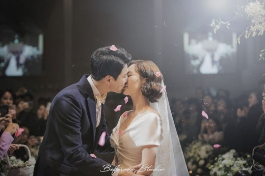 배우 김승현과 장정윤 방송작가의 결혼식 사진이 공개됐다. /사진=비포원스튜디오 제공    
