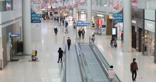 지난 6일 인천공항 1터미널 면세구역이 여행객 급감으로 한산한 모습을 보이고 있다. /사진=뉴스1