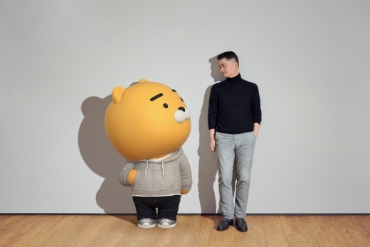 카카오 캐릭어 ‘라이언’과 김범수 카카오 의장. /사진=카카오나우 브런치 캡처