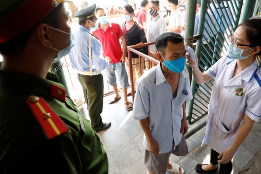 베트남 남딘에서 의료진이 시민들의 체온을 측정하고 있다. /사진=로이터