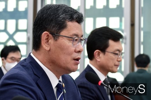 [머니S포토] 북한 코로나19 동향 관련 질문 답하는 김연철 장관