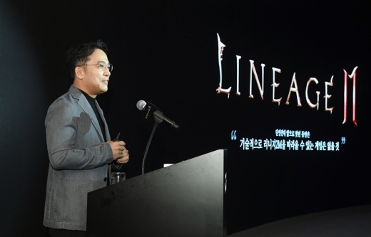 김택진 엔씨소프트 대표가 모바일 MMORPG 게임 '리니지2M' 간담회에서 발표하고 있다. /사진=엔씨소프트 제공