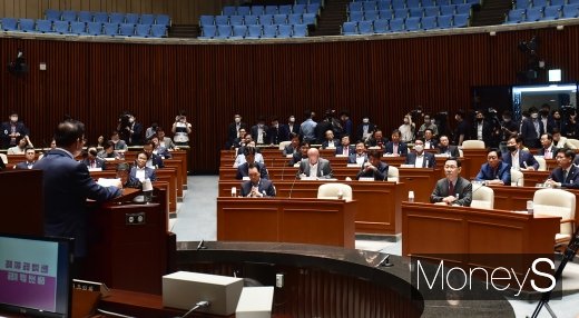 [머니S포토] 미래통합당 의원총회, "부동산·이스타 조사특위 등 만들 것"