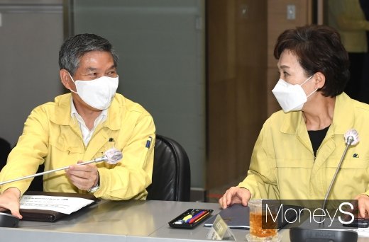[머니S포토] 호우피해 점검회의에서 대화하는 정경두·김현미 장관
