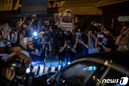 지미 라이가 탑승한 차를 둘러싼 취재진과 지지자들. © AFP=뉴스1