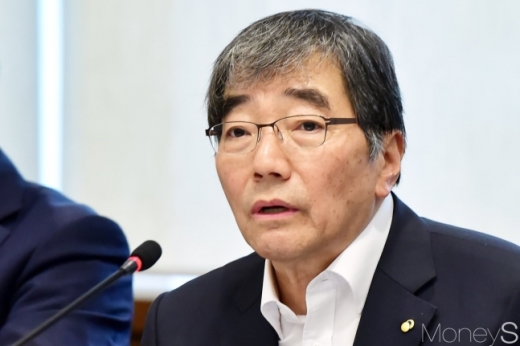 윤석헌 금융감독원장이 최근 금융권의 가계대출 급증과 관련해 “대출규제 위반사례가 적발되면 엄중 조치하라”며 “편법대출에 대해서도 대응을 강화하라”고 내부에 강도 높게 주문했다./사진=임한별 기자