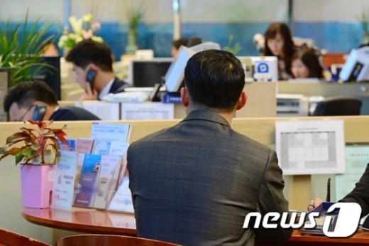 앞으로는 금리인하요구권을 고객에게 미고지할 경우 은행이 과태료 부과 대상이 된다./사진-뉴스1DB