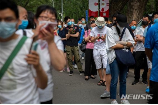 중국에서 해외 유입 확진자가 이틀 연속 22명 발생했다. 사진은 코로나19 검사를 기다리는 베이징 시민들./사진=뉴시스 