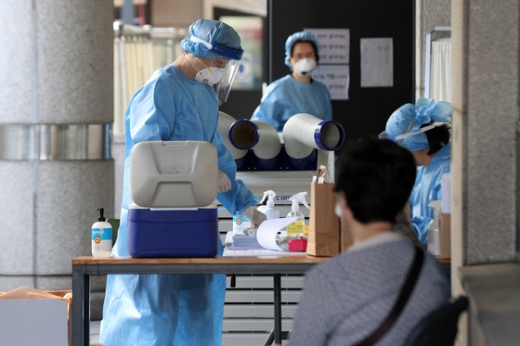 지난달 31일 서울 동작구보건소에 마련된 선별진료소에서 의료진이 방호복을 입은 채 분주히 검사를 준비하고 있다. /사진=뉴스1