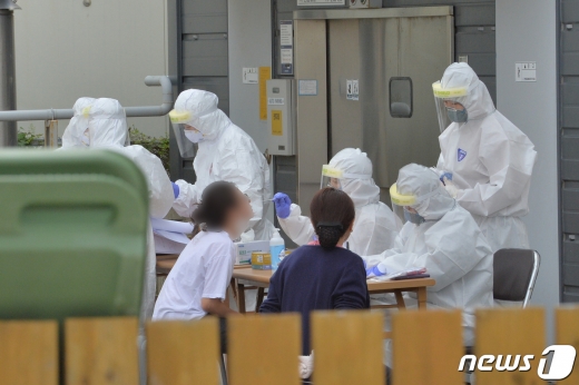 질병관리청 중앙방역대책본부는 26일 0시 기준으로 국내 신종 코로나바이러스 감염증(코로나19) 신규 확진자가 61명 발생했다고 밝혔다. /사진=뉴스1 최창호 기자