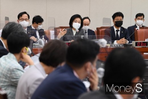 박영선 중기부 장관(가운데)이 중기부 행사 특혜의혹에 대해 답변하고 있다.©머니S