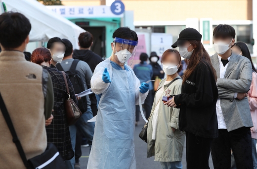 서울 중구 국립중앙의료원에 마련된 선별진료소에서 시민들이 신종 코로나바이러스 감염증(코로나19) 진단 검사를 받기 위해 대기하고 있다./사진=뉴스1 박정호 기자