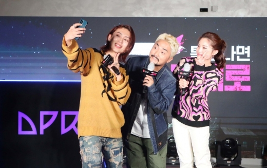 'Æ´ ¸¸³ª¸é Z¸¾´ë·Î' Çà»ç¿¡¼ (¿ÞÂʺÎÅÍ)·¡ÆÛ DPR Live, À¯º´Àç, ¹®Çý¸® LGU+ ½ÅÀÔ»ç¿øÀÌ ¼¿Ä«¸¦ Âï´Â ¸ð½À. /»çÁø=LGU+