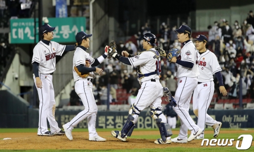 30일 오후 서울 송파구 잠실야구장에서 열린 프로야구 '2020 신한은행 SOL KBO리그' 두산 베어스와 키움 히어로즈의 경기에서 키움에 2대0 승리를 거둔 두산 선수들이 기쁨을 나누고 있다. 2020.10.30/뉴스1 © News1 구윤성 기자