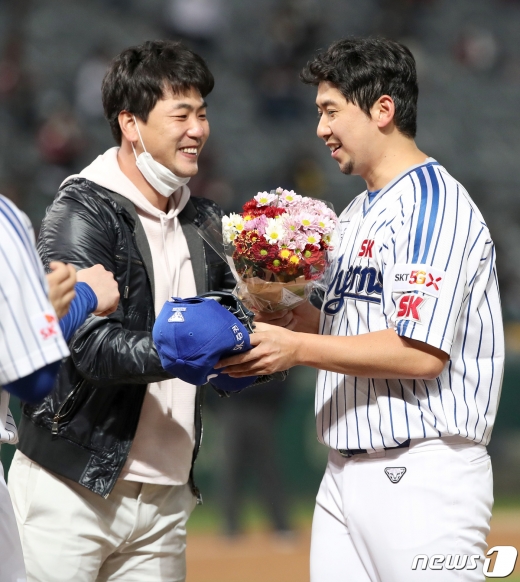 세인트루이스 카디널스 김광현(왼쪽)이 30일 윤희상의 은퇴 경기에 깜짝 등장해 기념 촬영을 하고 있다. (SK 와이번스 제공) © 뉴스1