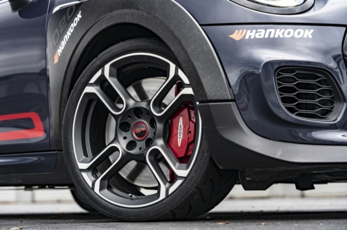 한국타이어앤테크놀로지가 미니(MINI)의 한정판 고성능 모델 ‘2020 미니 JCW GP’(MINI John Cooper Works GP)에 신차용 타이어를 독점 공급한다. /사진제공=한국타이어