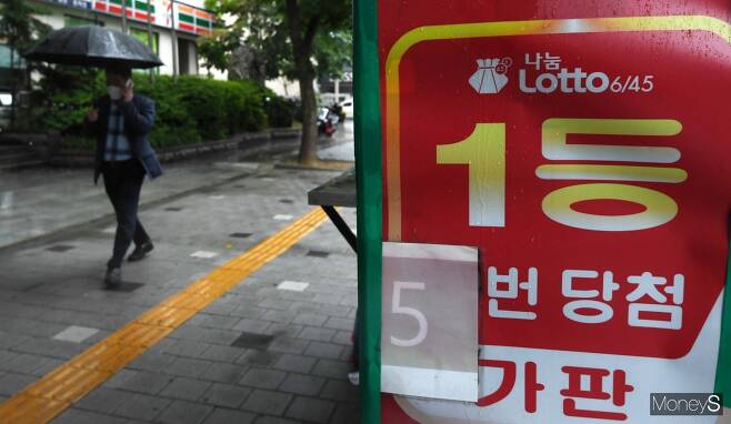 제938회 1등에 '4, 8, 10, 16, 31, 36'번호가 뽑혔다./사진=장동규 기자