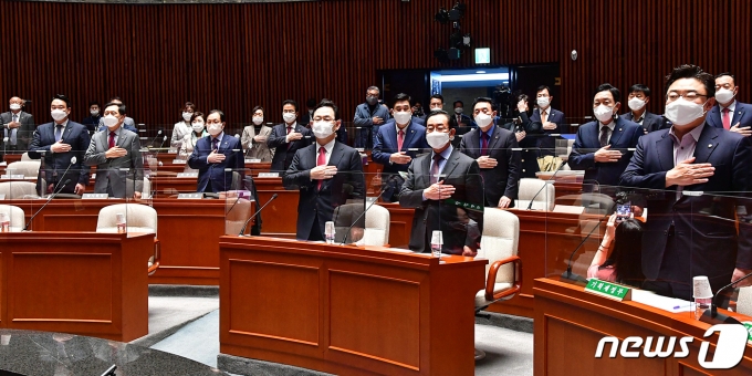 국민의힘 주호영 원내대표 등 의원들이 19일 국회에서 열린 의원총회에서 국민의례 중이다. /사진=뉴스1 성동훈 기자