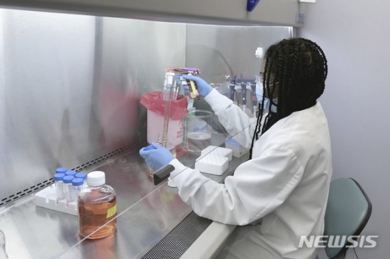 리제네론 연구원이 신종 코로나바이러스 감염증(코로나19) 항체 치료제 관련 작업을 하고 있다./사진=뉴시스
