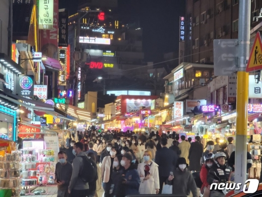 지난달 31일 핼러윈데이를 맞아 인파가 몰린 홍대 거리. /사진=뉴스1 원태성 기자