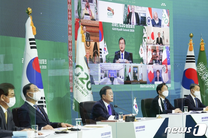 문재인 대통령이 22일 청와대 본관에서 '포용적이고 지속가능한 복원력 있는 미래'를 주제로 열린 사우디아라비아 2020 리야드 주요 20개국(G20) 화상 정상회의 2세션에 참석해 발언하고 있다. 2020.11.23/뉴스1 © News1 박정호 기자