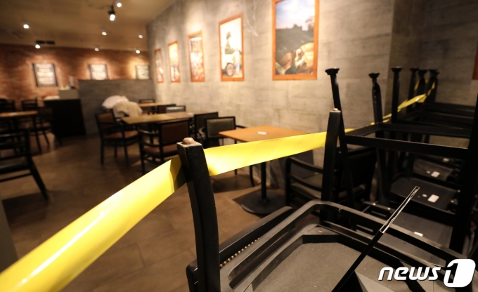 정부의 사회적 거리두기 2단계 시행을 하루 앞둔 23일 서울의 한 카페에 테이블이 쌓여 있다. /사진=뉴스1
