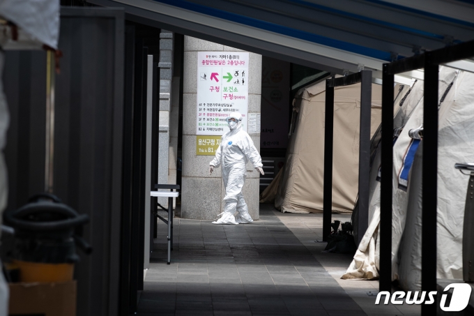 올 6월 서울시내 한 신종 코로나바이러스 감염증(코로나19) 선별진료소에서 방역복을 착용한 관계자들이 업무를 보고 있다./사진=뉴스1