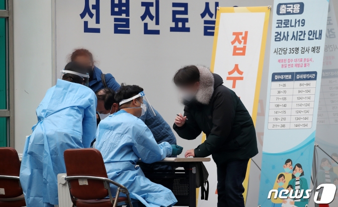27일 오전 서울 중구 국립중앙의료원에 마련된 선별진료소에서 내원객들이 출국용 신종 코로나바이러스 감염증(코로나19) 검체 채취 접수를 하고 있다. /사진=뉴스1