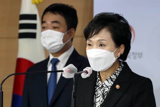 27일 내년부터 신혼부부 매임임대 정기모집 시 입주대상이 기존 3순위에서 4순위까지 확대될 예정이다. 사진은 김현미 국토교통부 장관이 19일 종로구 정부서울청사에서 서민·중산층 주거안정 지원방안을 발표하고 있는 장면이다. /사진=머니투데이 이기범 기자