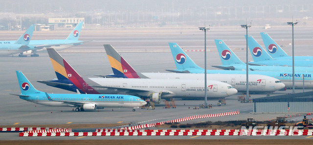 인천국제공항 계류장에 대기 중인 대한항공과 아시아나항공 여객기의 모습. /사진=뉴시스