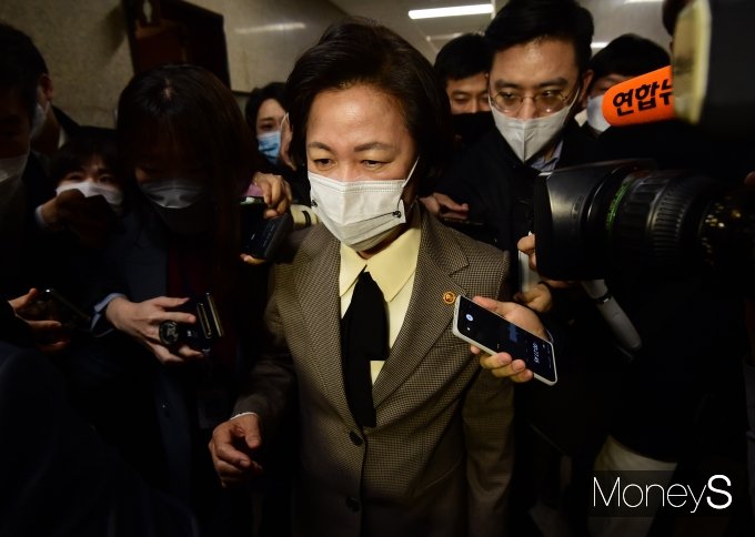 추미애 법무부장관이 27일 오전 입장문을 통해 "이번 윤석열 검찰총장의 직무배제 조치는 충분한 진상확인과 감찰 조사 기간을 거쳐 방대한 근거자료를 수집해 이뤄졌다"고 밝혔다. /사진=임한별 기자