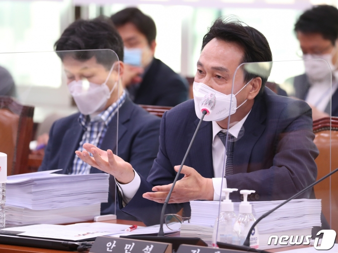 안민석 더불어민주당 의원이 27일 페이스북을 통해 윤석열 검찰총장에 대한 직무정지 철회를 요구하고 있는 정태원 대검 감찰3과 팀장이 박근혜 청와대의 하명을 따랐던 검사라고 주장했다. /사진=뉴스1