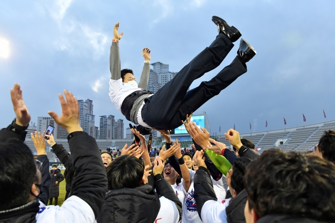 수원 FC 구단주인 염태영 시장이 승격을 확정한 후 선수들의 헹가래를 받고 있다. / 사진제공=수원시