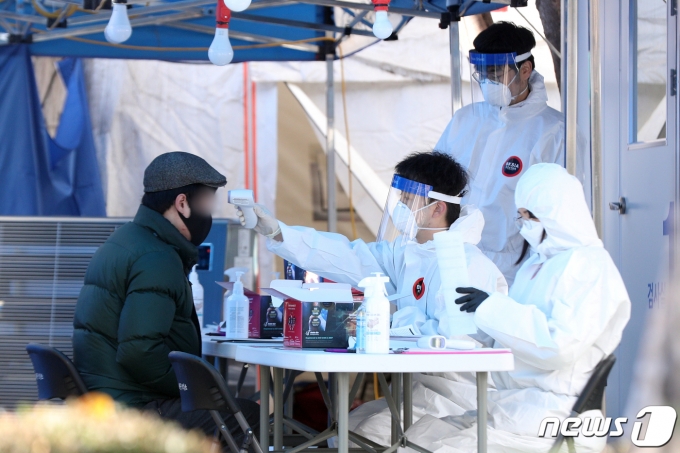 3일 오전 서울 노원구 보건소 선별진료소에서 시민들이 신종 코로나바이러스 감염증(코로나19) 진단 검사를 받기 위해 대기하고 있다. /사진=뉴스1
