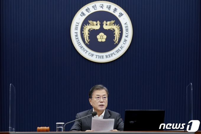 문재인 대통령의 지지율이 크게 떨어졌다. 사진은 지난 1일 오전 청와대 여민관에서 제59회 국무회의(영상)를 주재하는 모습. /사진=뉴스1