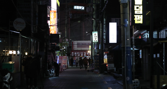 수도권에 사회적 거리두기가 2단계로 격상된 지난달 24일 서울 신촌 일대가 한산한 모습을 보이고 있다. /사진=뉴스1