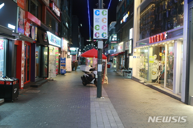 5일 서울시 완전멈춤 발표로 상점, 영화관, 스터디카페 등 영업이 이뤄지는 모든 곳이 문을 닫게 됐다. /사진=뉴시스