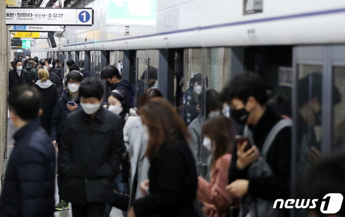 서울시가 오늘(5일)부터 추가 방역 대책을 시행하며 지하철과 버스 등의 대중교통도 감축 운행될 예정이다. 사진은 지난달 27일 서울 1호선 종각역의 모습. /사진=뉴스1