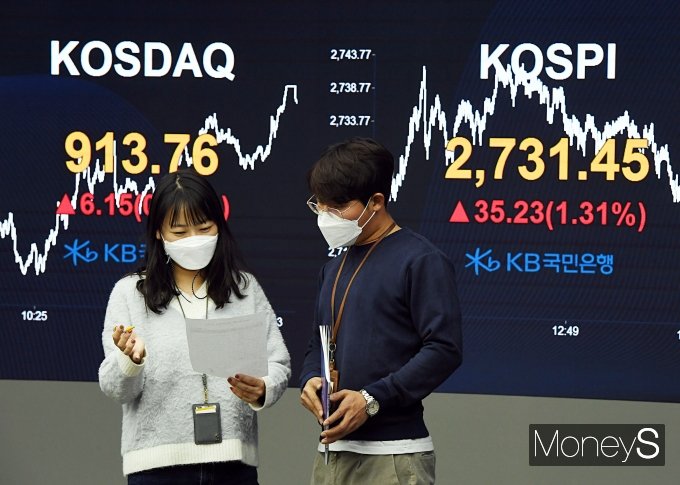 지난 4일 국민은행 딜링룸 모습. 이날 코스피 지수는 역대 최고치인 2731.45를 기록했다./사진=장동규 기자