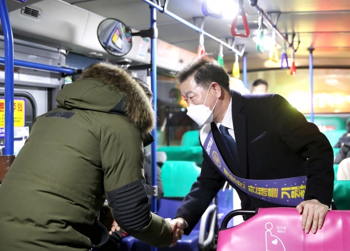 박승원 광명시장은 4일 버스틀 타고 시민에게 새해 인사를 전했다. / 사진제공=광명시