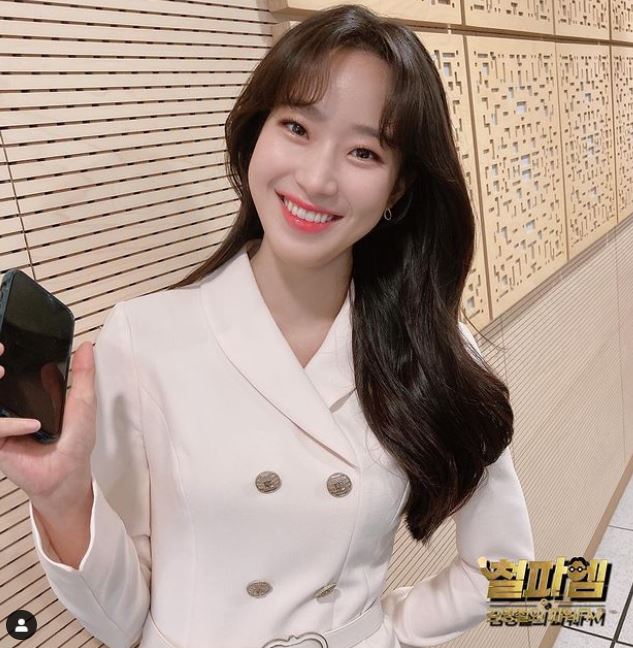 주시은 아나운서가 풀메이크업을 한 채 등장해 이목이 집중됐다. /사진=철파엠 공식 인스타그램